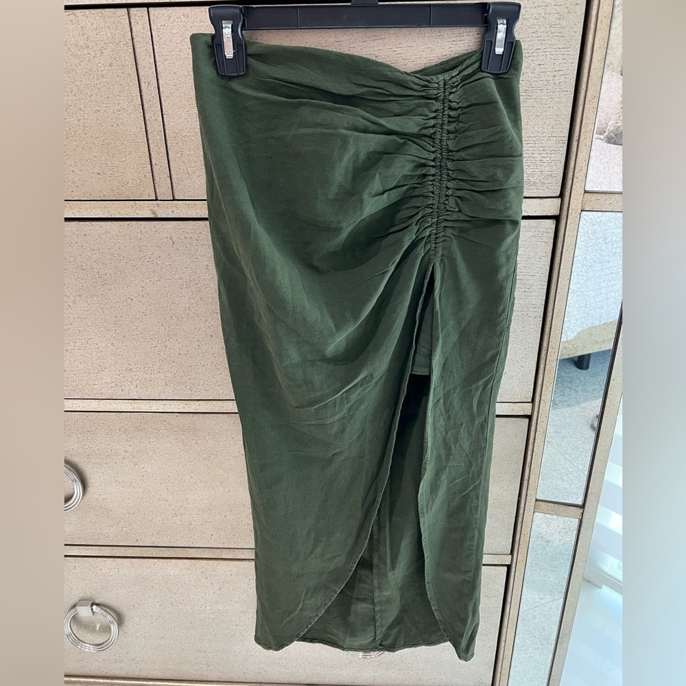 GORGEOUS ruched Zara Skirt size Medium Olive Green NWT never worn!